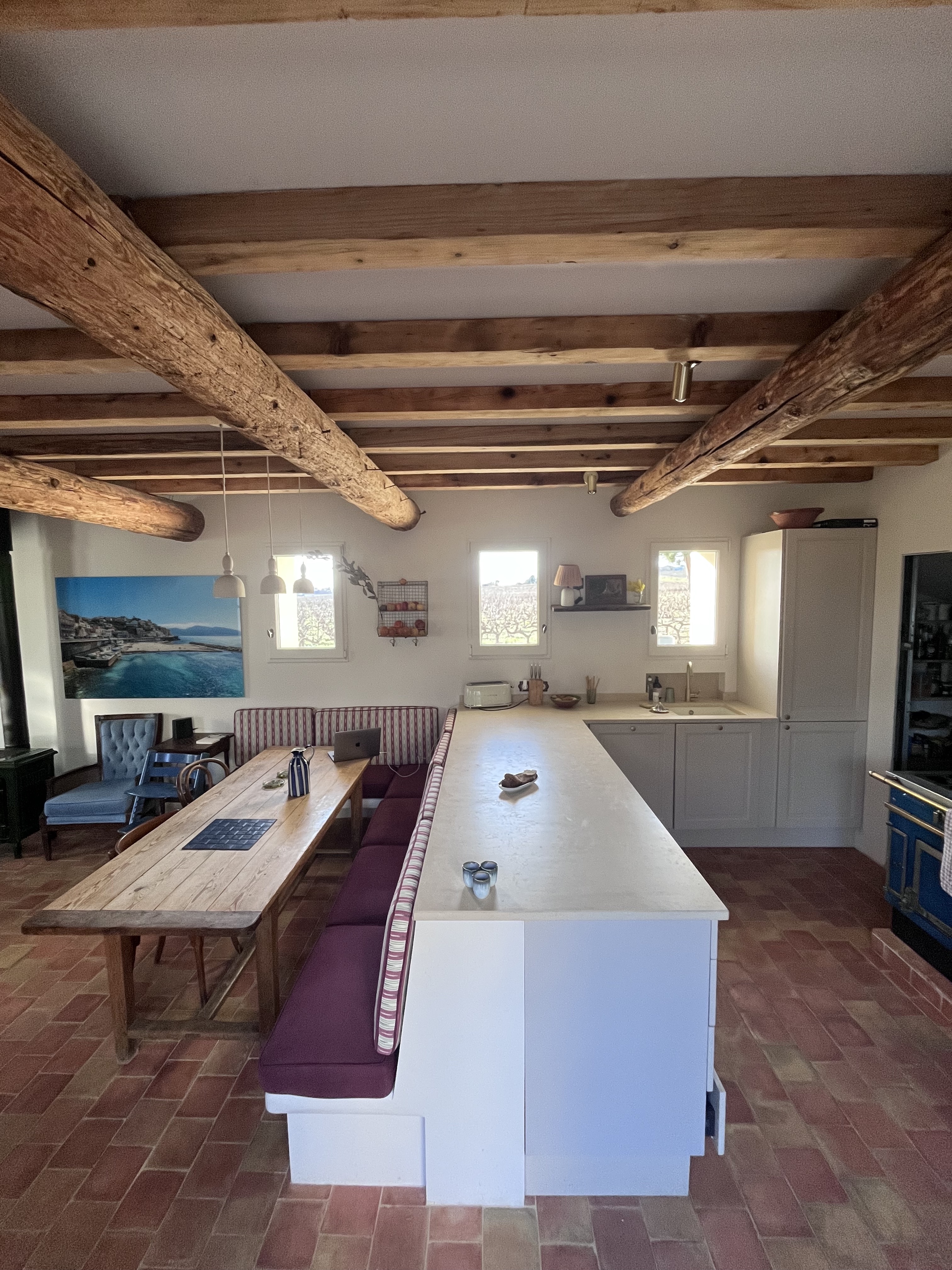 Salle à manger avec grande table en bois